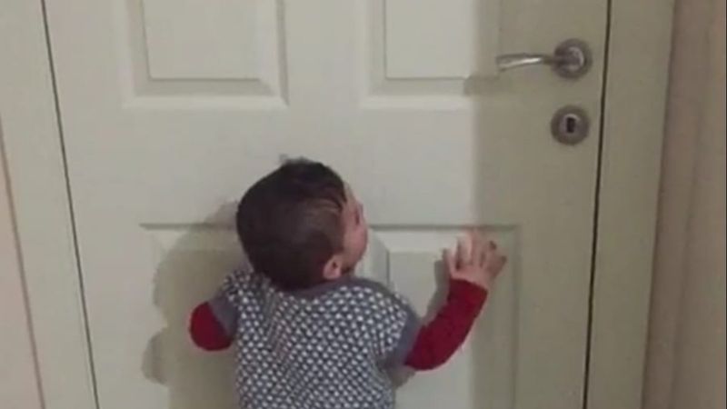 Erzincan'da 1,5 yaşındaki ikizlerin kapı açma taktiği