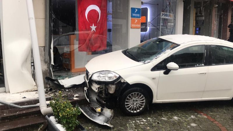 İzmit'te kontrolden çıkan araç ortalığı birbirine kattı