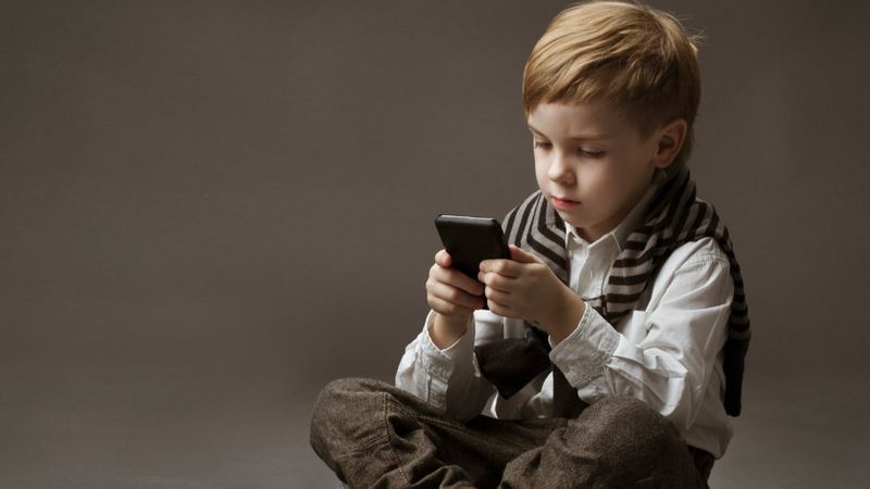 Cep telefonları, çocuklarda kanser riskini artırıyor