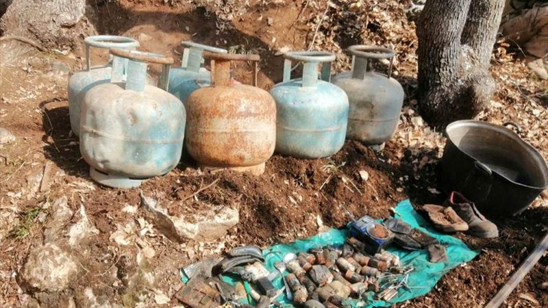 Bitlis'te PKK'lı teröristlere ait gıda ve yaşam malzemeleri ele geçirildi