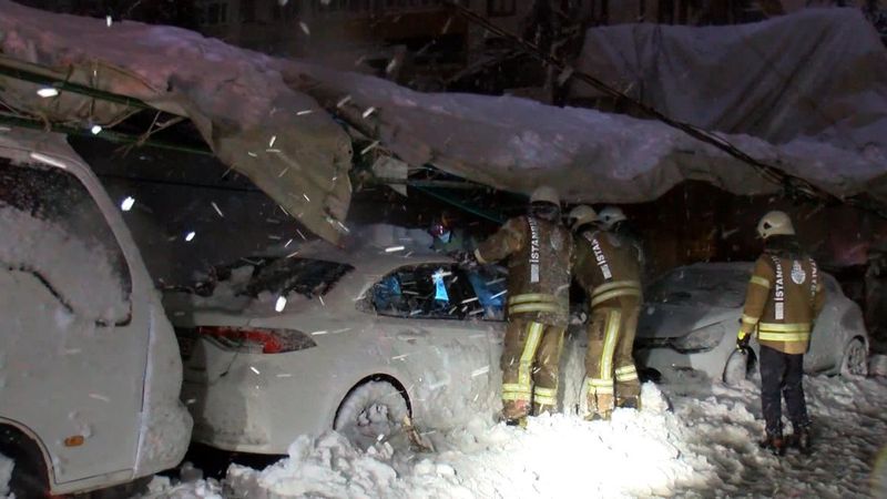 Eyüpsultan'da kapalı spor salonunun çatısı yoğun kar nedeniyle çöktü