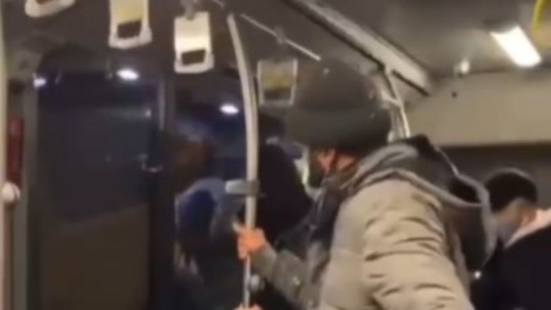 İstanbul'da belediye otobüsünde zıplayan yolcular