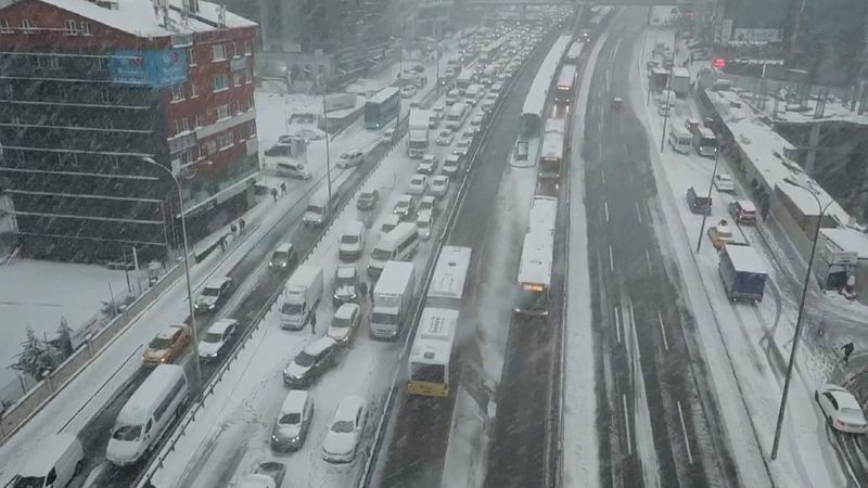 Beylikdüzü E-5'te trafiğe kar engeli