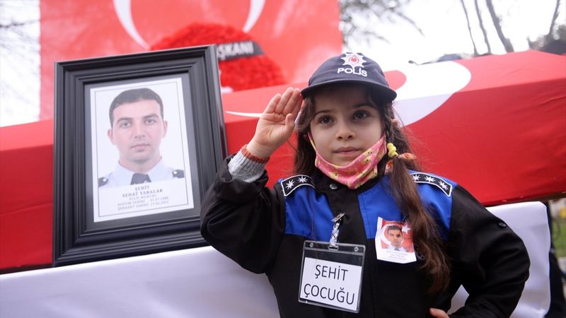 Gara şehidi Sedat Yabalak'ın kızı, tabut önünde selam verdi