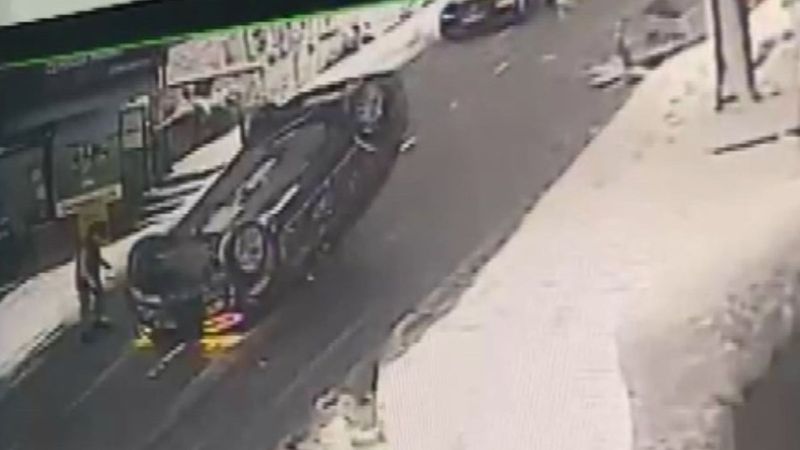 Sarıyer'de takla atan otomobilden yara almadan kurtuldular