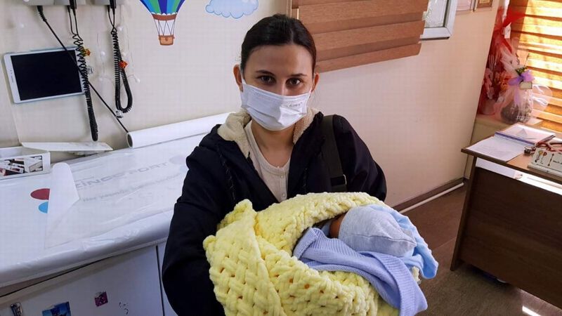 Siirt'te 700 gram doğan bebek, 33 günde iyileşti