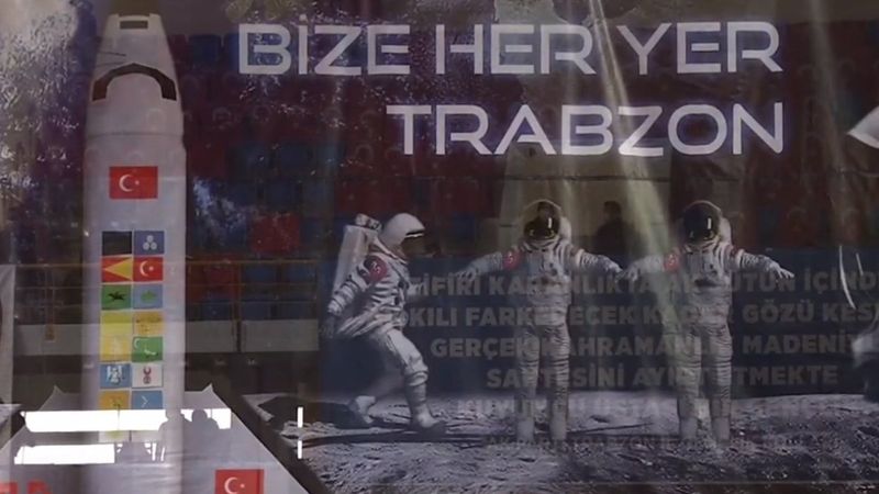 Trabzon AK Parti kongresinde açılan Ay pankartı
