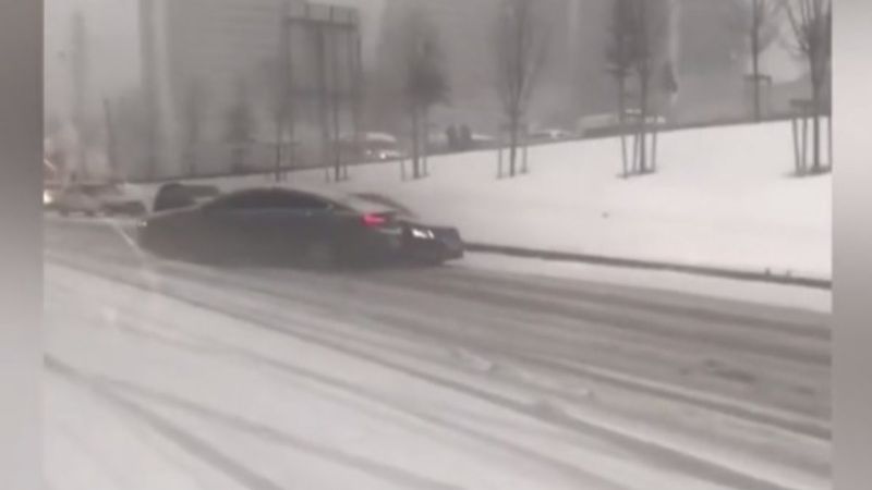 İstanbul'da kar, araç sürücülerini zorladı