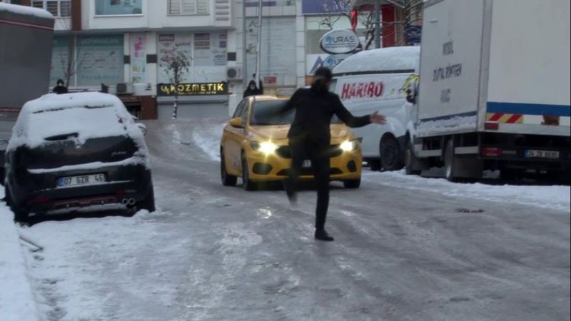 İstanbul'da buz tutan yolda düşen vatandaşlar