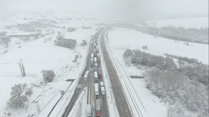 Balıkesir - Bursa karayolunda 25 kilometrelik kar kuyruğu