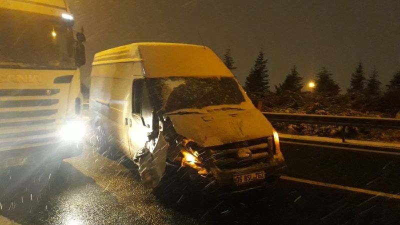 Ankara’da kar yağışı kazaları da beraberinde getirdi: 2 yaralı