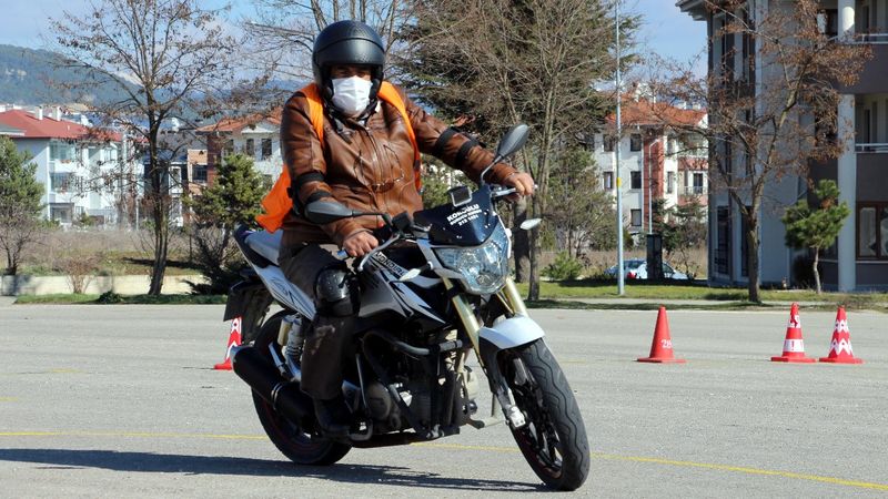 Bolu'da 70 yaşında, gençlik hayali olan motosikleti aldı