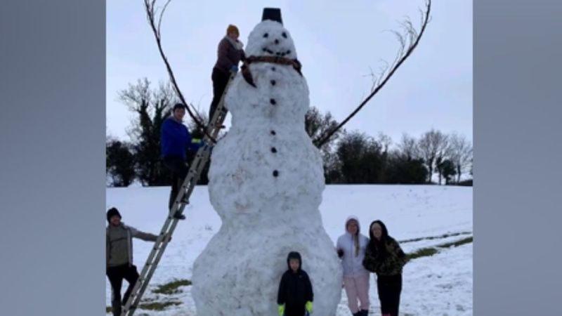 İrlanda'da dev kardan adam yapan aile