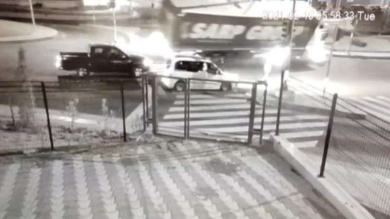 Diyarbakır’da freni patlayan tırın devrilme anı