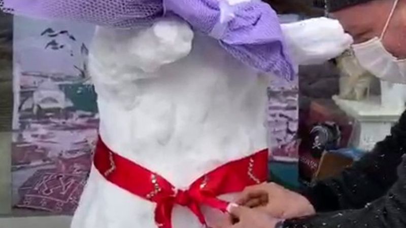 İstanbul'da yaptıkları kardan geline takılan paralarla mama aldılar