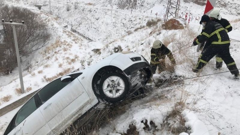 Aksaray'da asılı kalan araçtan 5 kişi çıkarıldı
