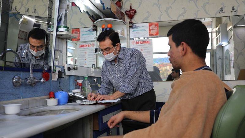 Gaziantep'te 17 yıldır, tıraş olan müşterilerinin kan gruplarını not alıyor