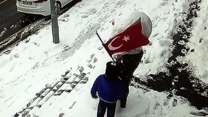 Başakşehir'de 10 yaşındaki çocuk, dolanan Türk bayrağını düzeltti