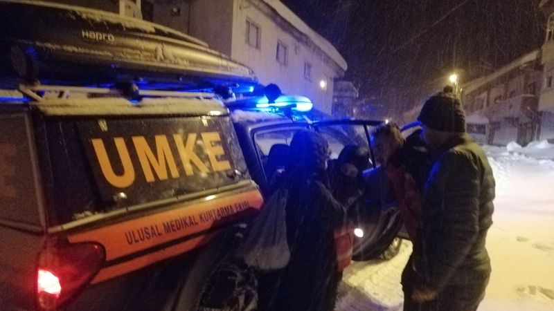 Zonguldak'ta rahatsızlanan kızın imdadına UMKE yetişti