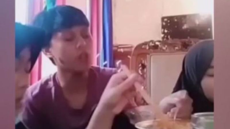 Endonezya'da düşen yıldırım televizyonu patlattı