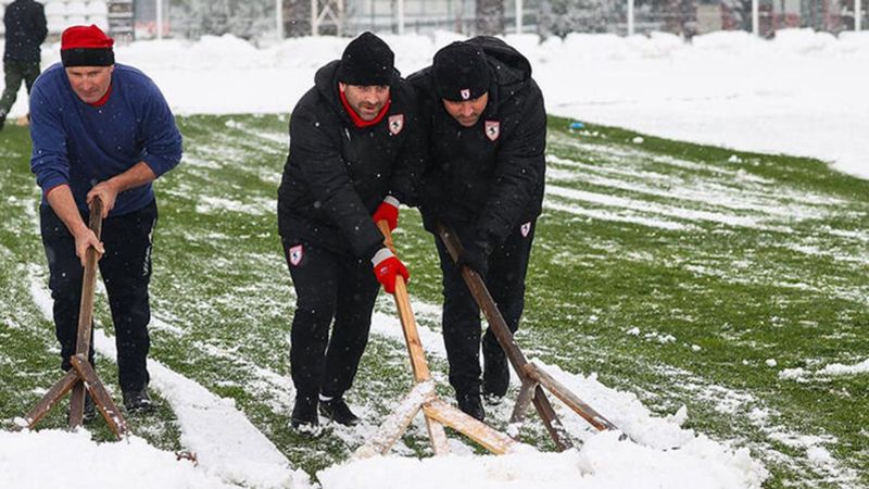 Ertuğrul Sağlam, zeminin temizlenmesine yardım etti