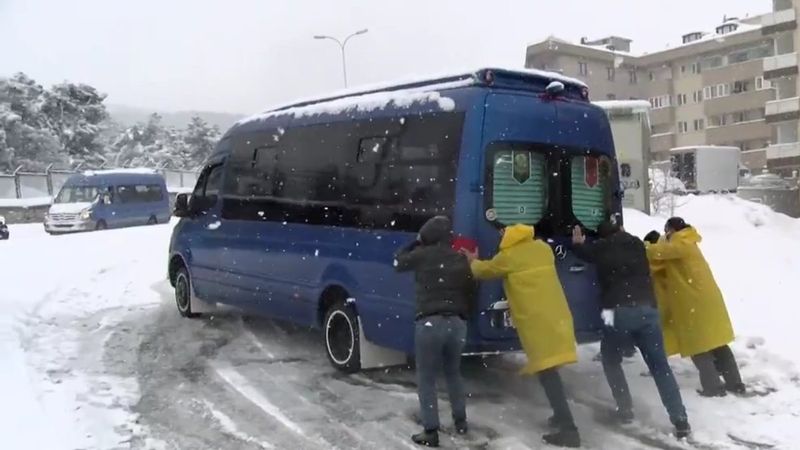Maltepe'de yollar buz pistine döndü