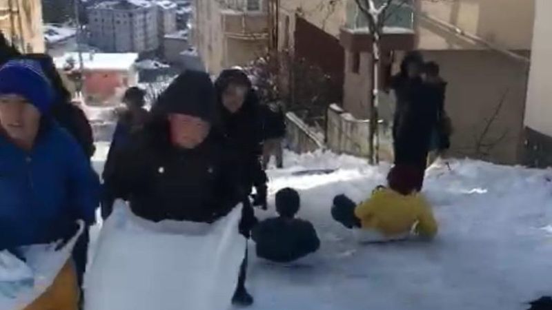 Pendik’te kar küreme ekiplerine çocuk engeli
