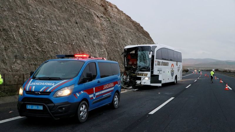 Şanlıurfa'da yolcu otobüsü tıra arkadan çarptı