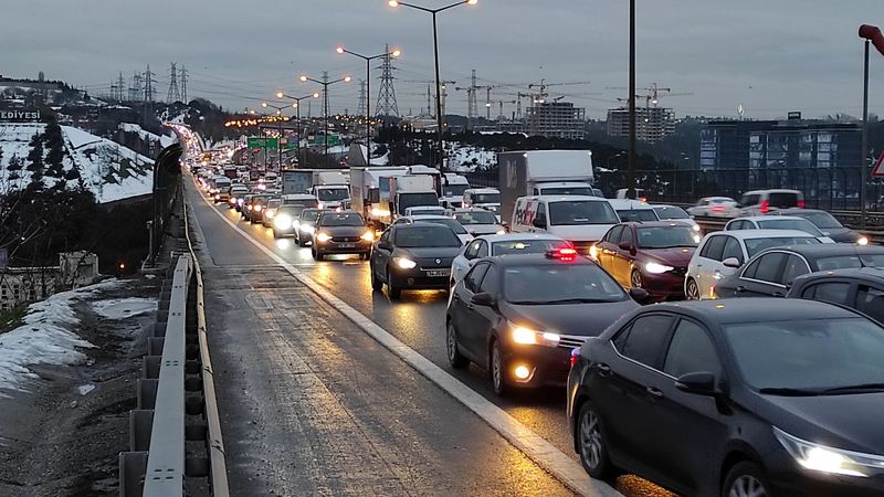 TEM'de trafiği kilitleyen kaza