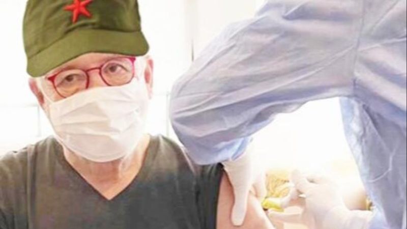 Ertuğrul Özkök, koronavirüs aşısı yaptırdı