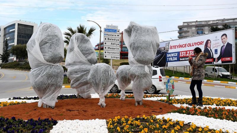 Kuşadası'nda ağaçlara elyaflı koruma