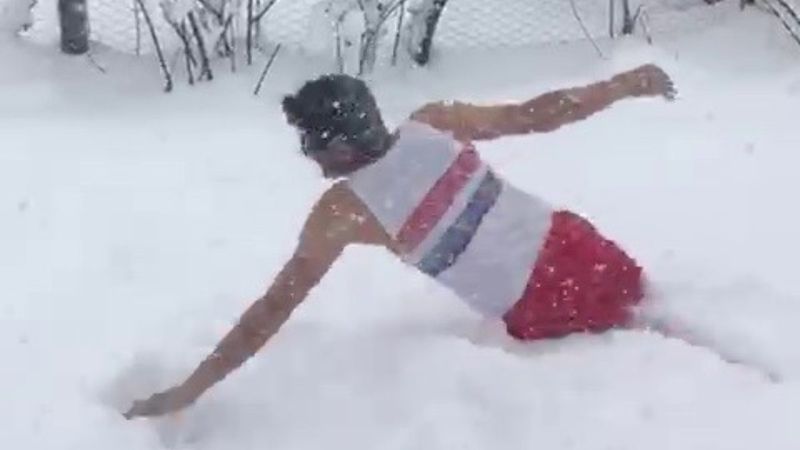 Samsun'da denizde yüzer gibi karda kulaç attılar