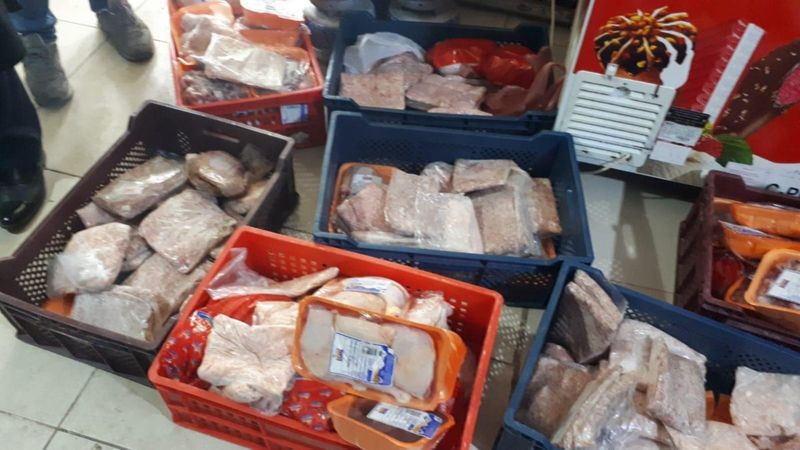 Adana'da bir markete yapılan baskında 200 bozuk tavuk ve 150 kilo kıyma ele geçirildi