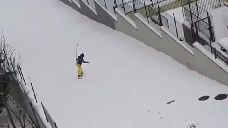 İstanbul'daki karda, snowboard yaptı