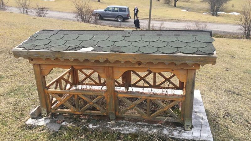 Artvin'de babası için, çardak görünümlü mezar yaptı