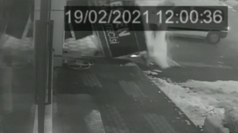 Bursa'da karı kaldıramayan çatı çöktü