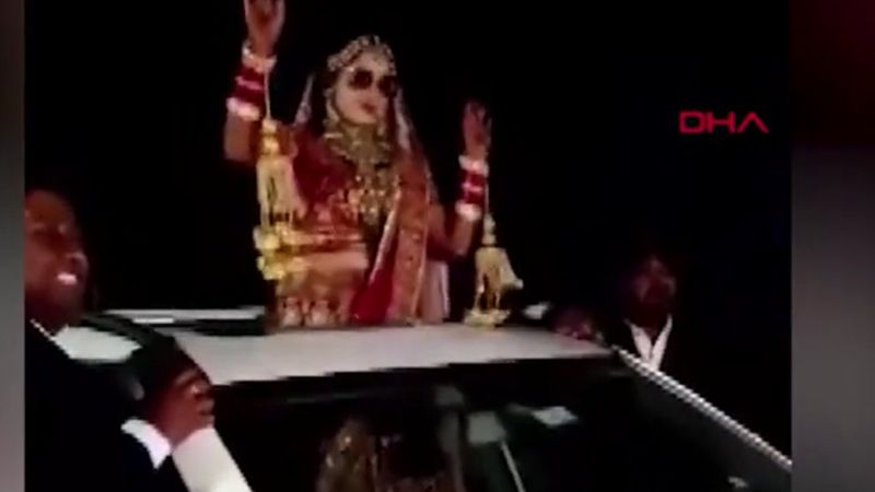 Hindistan'da düğün konvoyunda kaza
