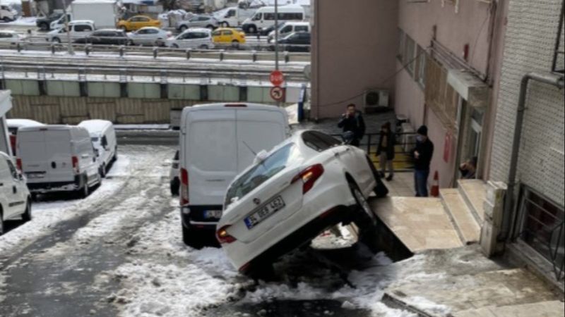 Şişli'de kayan aracın kaza anı