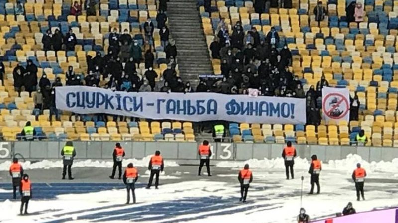 Dinamo Kiev taraftarından Lucescu pankartı: Defol