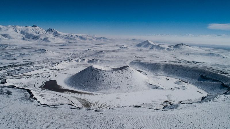 Konya'daki kar yağışıyla, Meke Gölü beyaza büründü