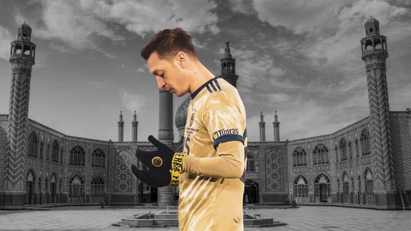 Mesut Özil'den cuma namazı paylaşımı