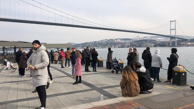 Kısıtlamaya rağmen Ortaköy Sahili'nde yoğunluk