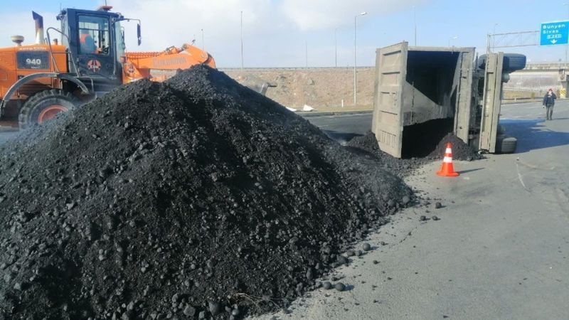 Kayseri’de kömür tozu yüklü tır yola devrildi