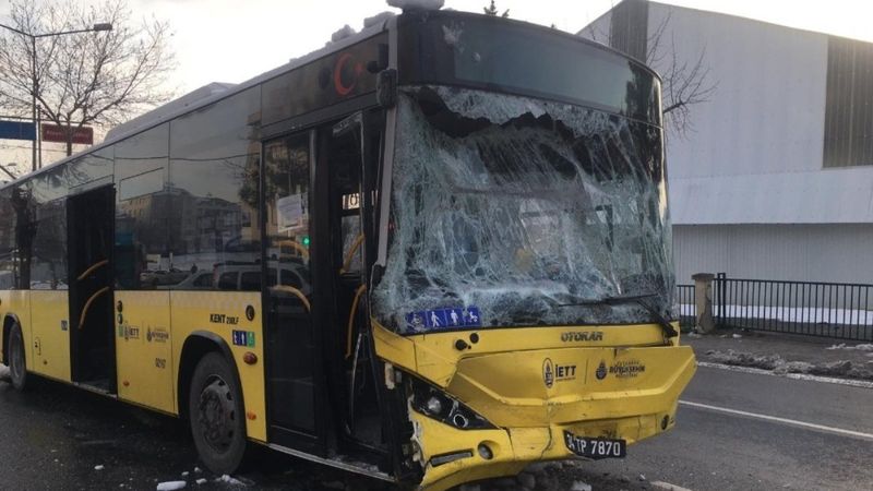 Sancaktepe’de İETT otobüsü ile servis minibüsü çarpıştı: 7 yaralı