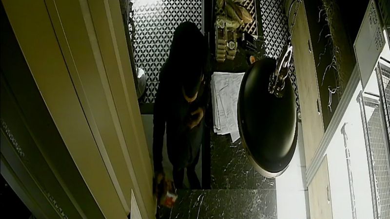 Bursa'da fırındaki sadaka kutusunu çalan hırsız kamerada