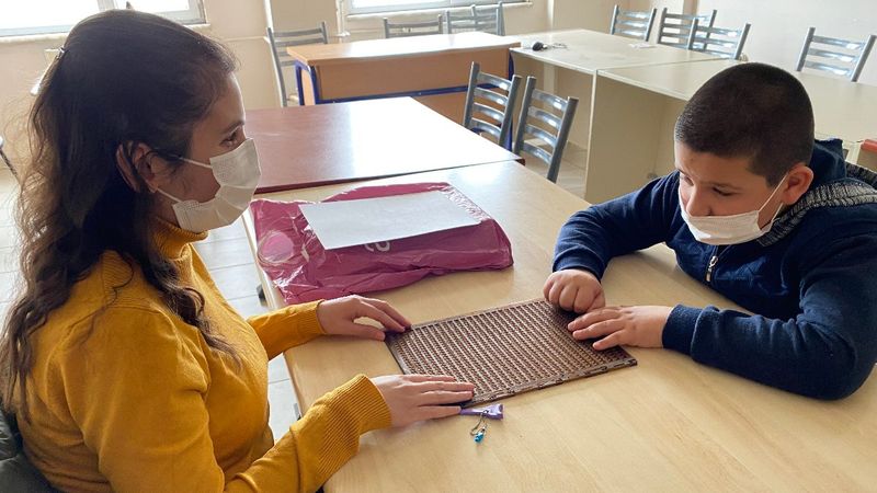 Düzce'de görme engelli Ahizer öğretmen, çocuklara Braille alfabesini öğretiyor