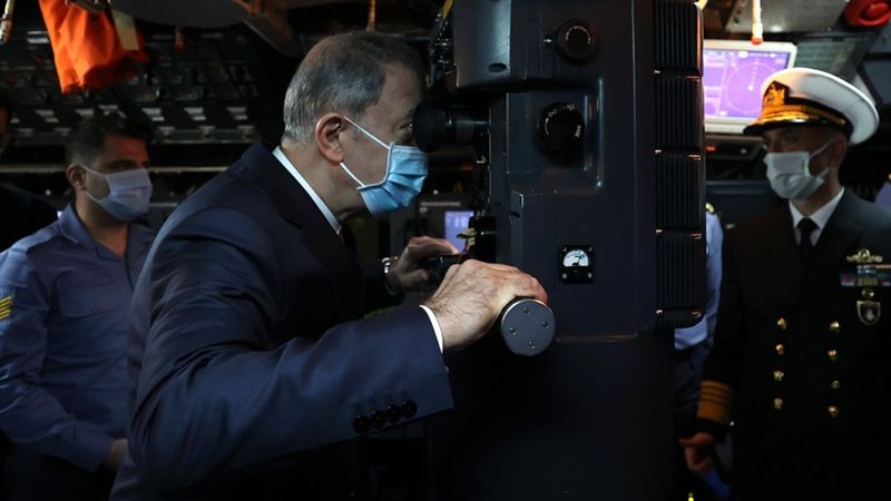 Hulusi Akar'dan, TCG Gür denizaltısına ziyaret