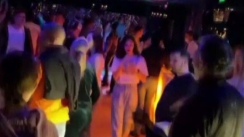 Antalya'da otelin diskosunda eğlence kamerada