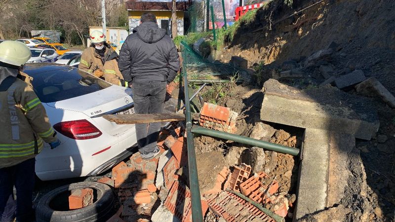 Beşiktaş’ta otoparkın istinat duvarı çöktü