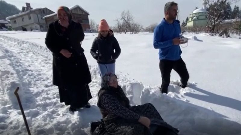 Düzce'de kayak pisti yapan köylüler